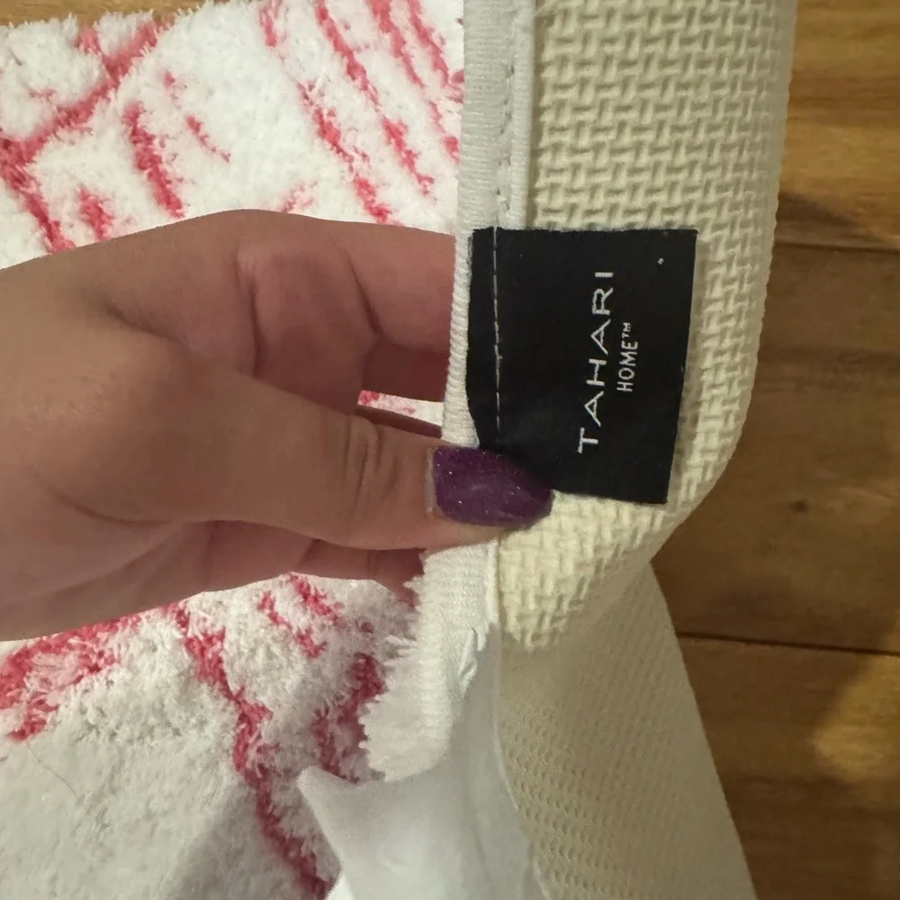 Tahari Home White and hot pink Bath Mat